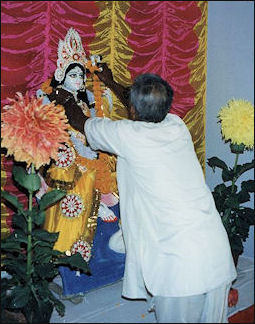 20120502-puja Priest_offers_Flowers_to_the_goddess_Saraswati.JPG